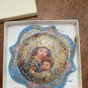 Edna Hibel Decorative Keepsake ornament 1998- Ivory with Gold Script